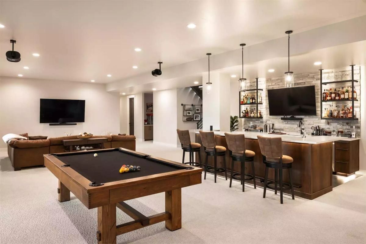 Billiards, a Full Bar, and a Projector — Someone Planned This Room for Years