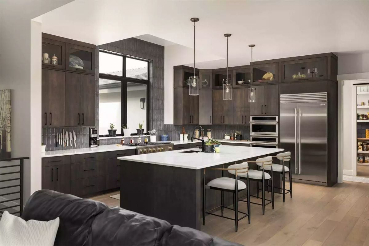 Dark Cabinetry and a Knife Wall Tell You Exactly Who Cooks Here