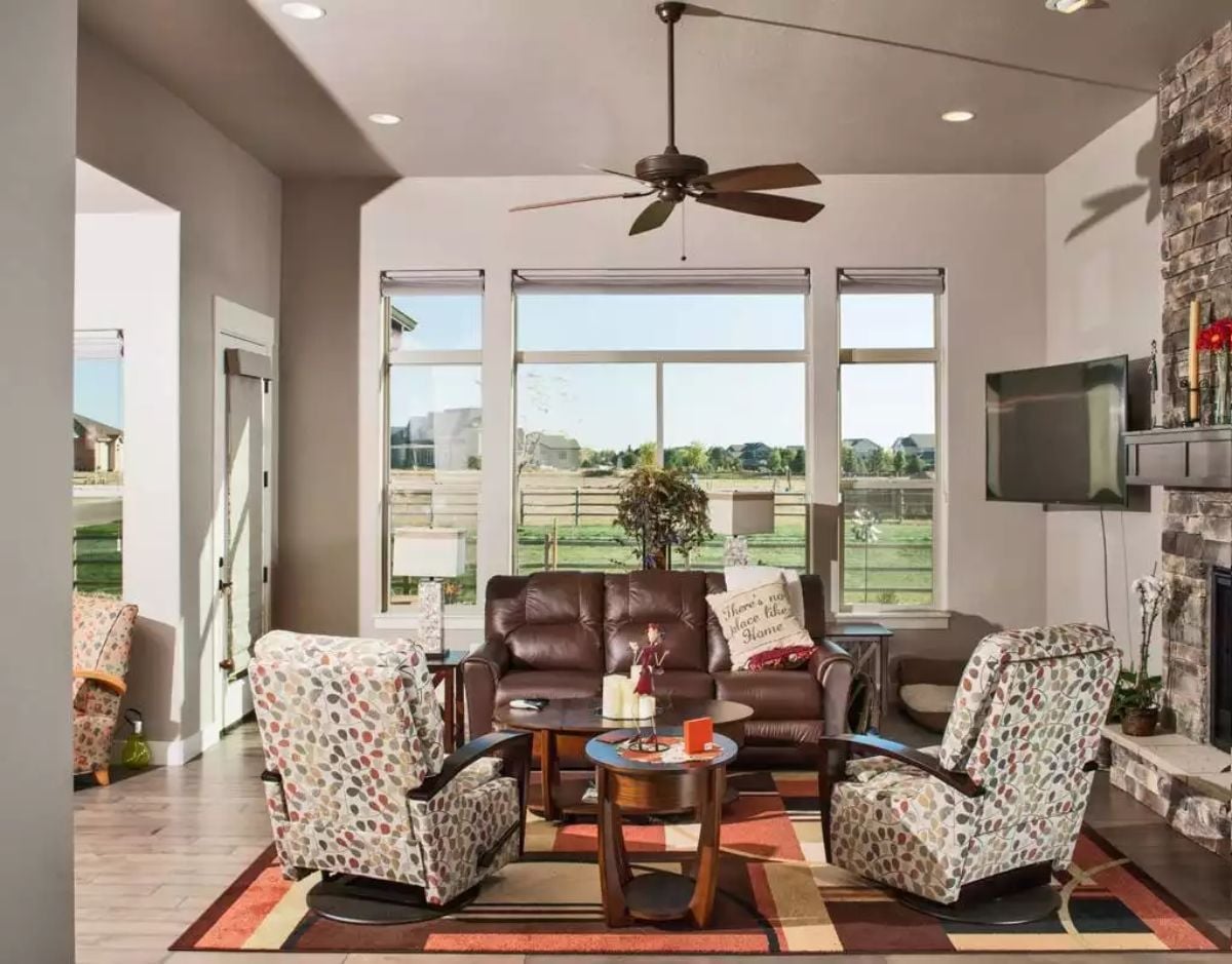 Patterned Chairs and a Leather Sofa That Actually Get Along