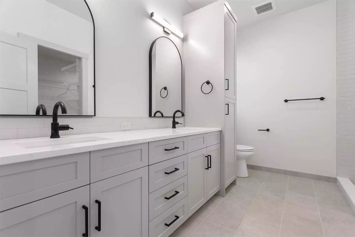 Matte Black Hardware Pulls This Double-Vanity Bathroom Into Focus
