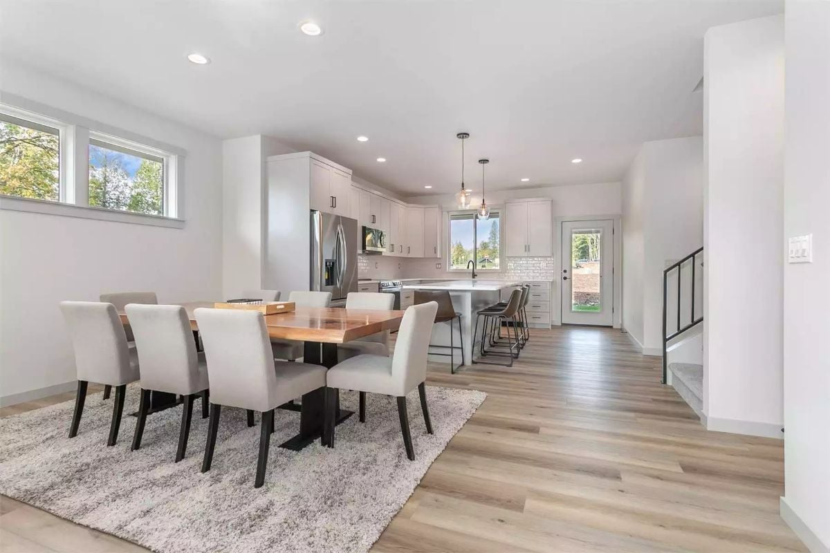 Open-Plan Dining and Kitchen Built to Handle a Full House