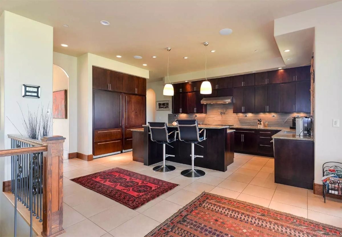 Dark Cabinetry and Pendant Lights That Know Exactly Where to Hang