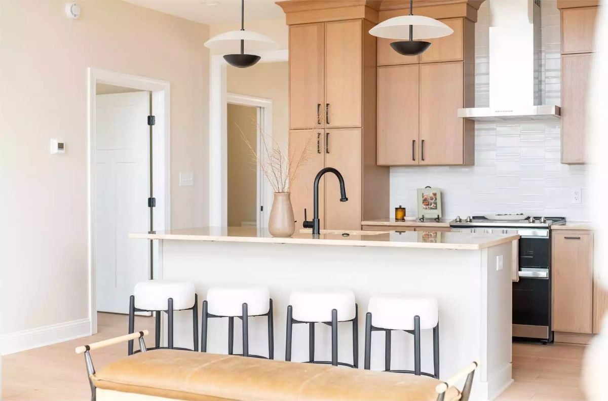 Warm Wood, Matte Black, and Barstools That Mean Business