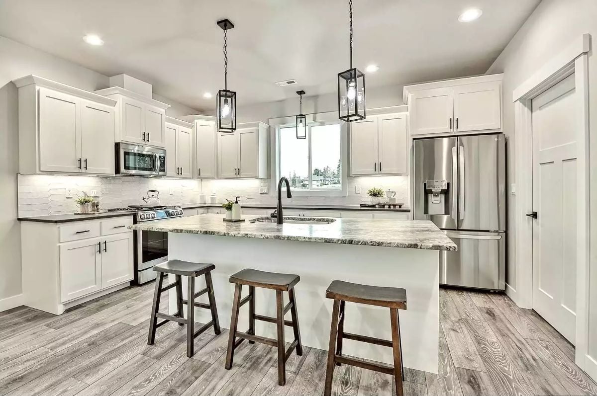 Marble Island, Dark Stools, and Pendant Lights That Actually Earn Their Keep