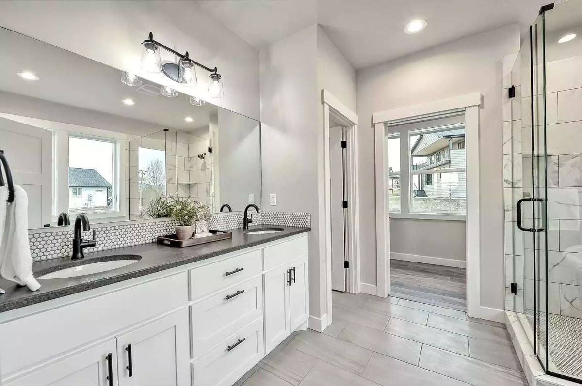 Matte Black Fixtures Against White Cabinetry Do the Heavy Lifting in This Master Bath