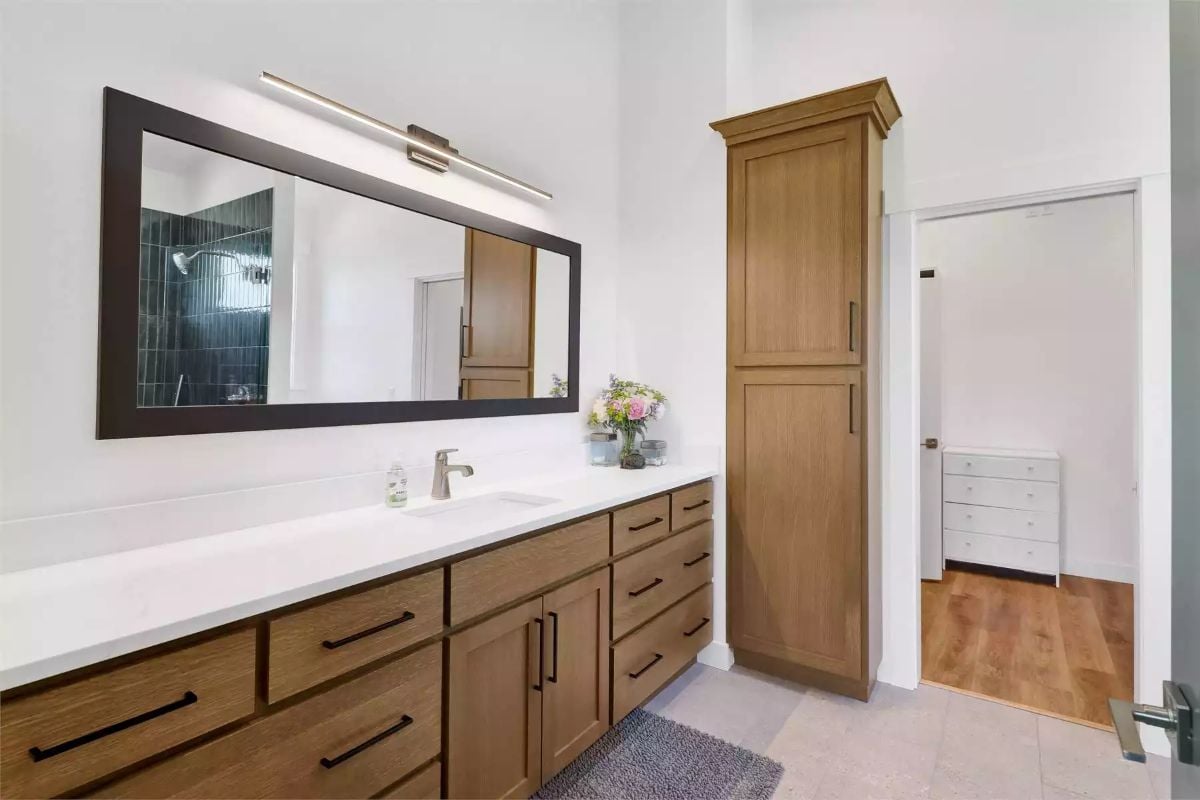 Oak Linen Tower, Matte Black Pulls, and Quartz That Earns Its Keep