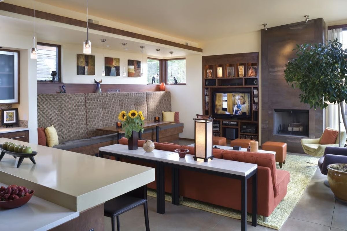 Sunflowers and Burnt Orange Pull an Open-Plan Living Space Into Focus