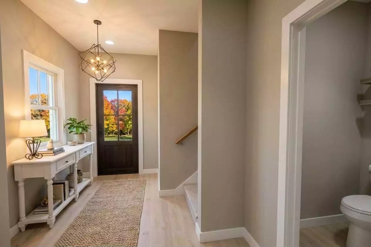 Geometric Chandelier Anchors an Entry Hall That Actually Has Room to Breathe