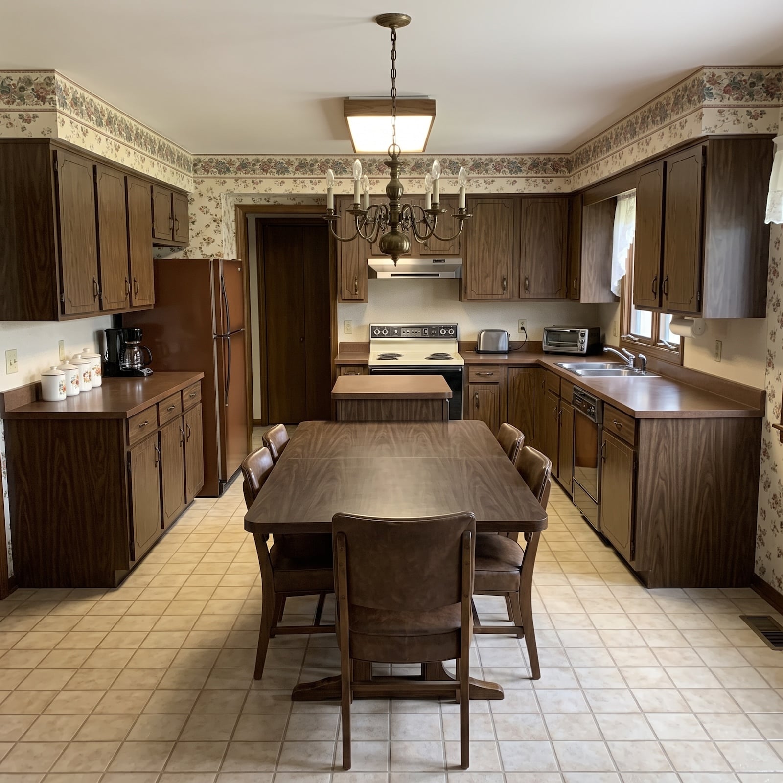 They Finally Retired and Couldn’t Stand Their Dark 1980s Kitchen Another Day. They Asked AI for Ideas — Here Are 32 Before & After Designs