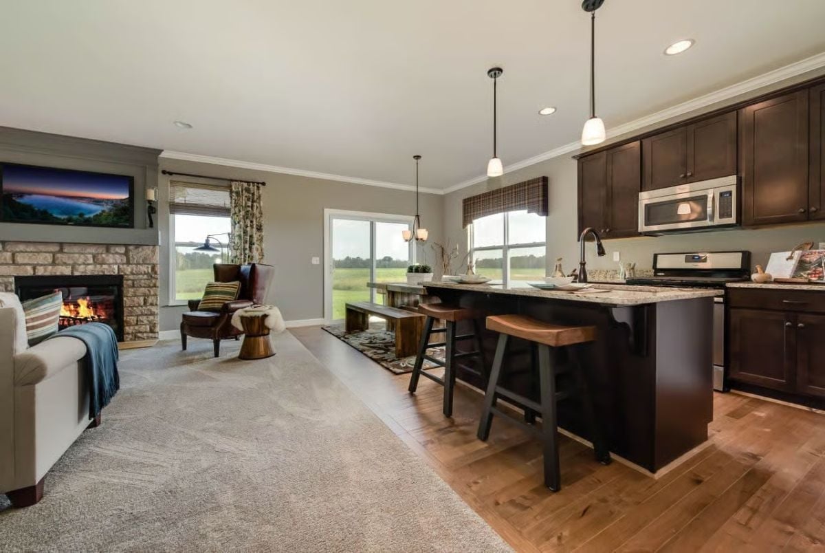 Dark Cabinetry and Granite Do the Heavy Lifting in This Open-Plan Kitchen