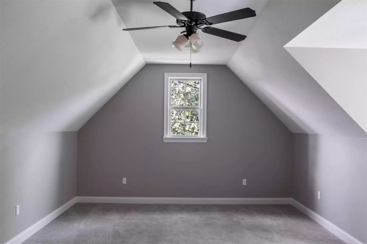 Knee Walls and a Ceiling Fan That Earn Their Keep in a Bonus Room