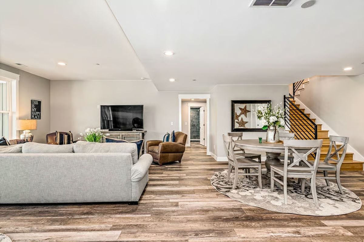 Open-Plan Living Where the Sofa and Dining Table Share the Same Easy Rhythm