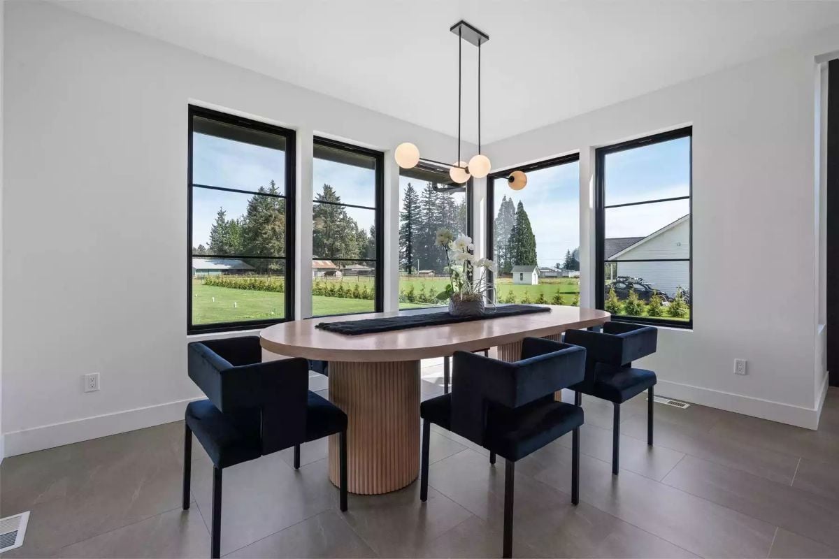 Oval Wood Table and Globe Pendants Give This Dining Room Quiet Confidence