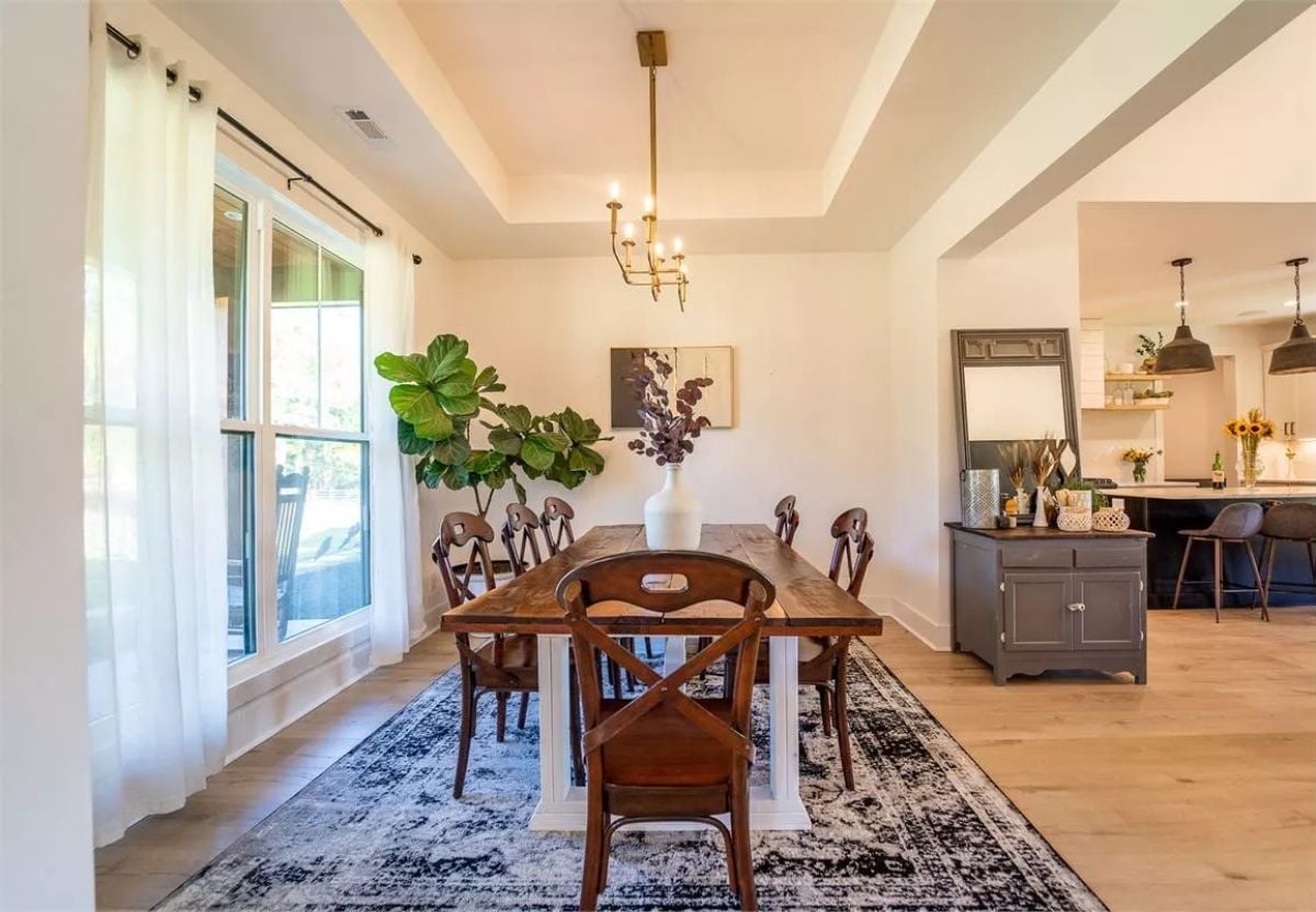 Farmhouse Table, Fiddle Leaf, and a Tray Ceiling That Earns Its Keep