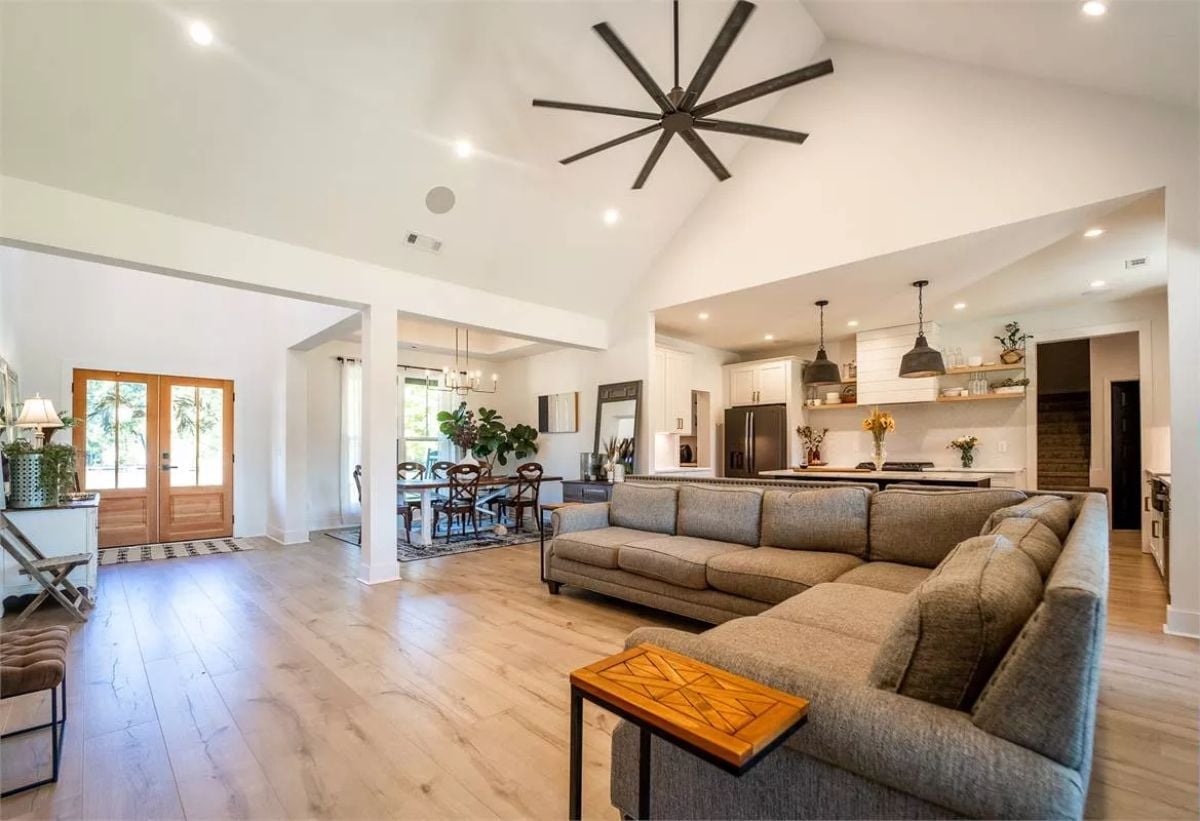 Vaulted Ceilings and an Eight-Blade Fan That Owns the Room