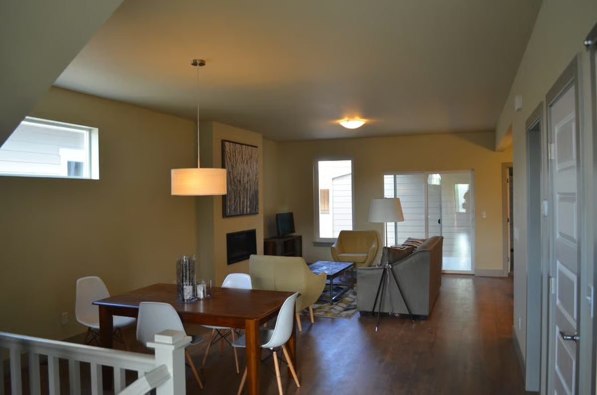 Open-Plan Living Where the Dining Table Gets to Be the Center of Attention