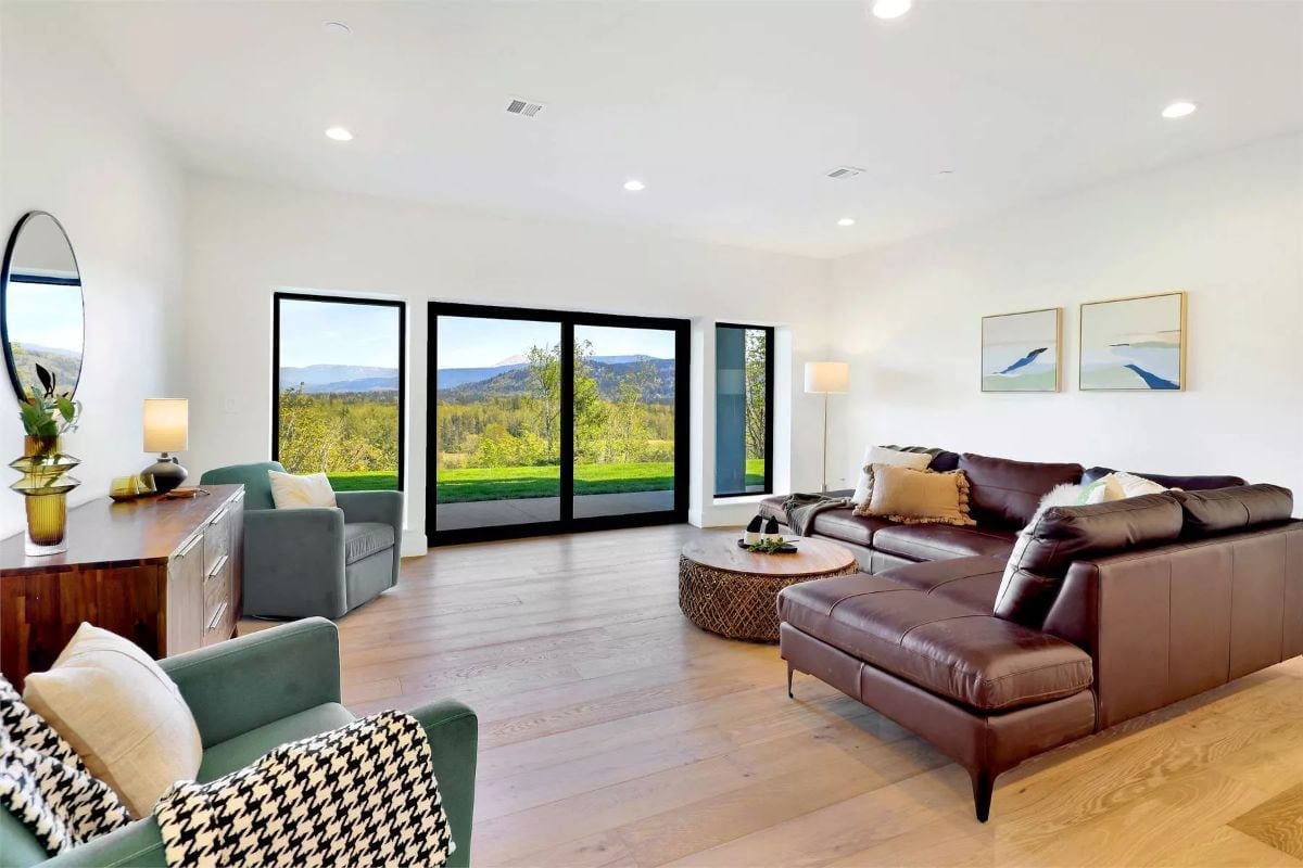 Brown Leather and Mountain Views Don't Need Any Help from the Decor