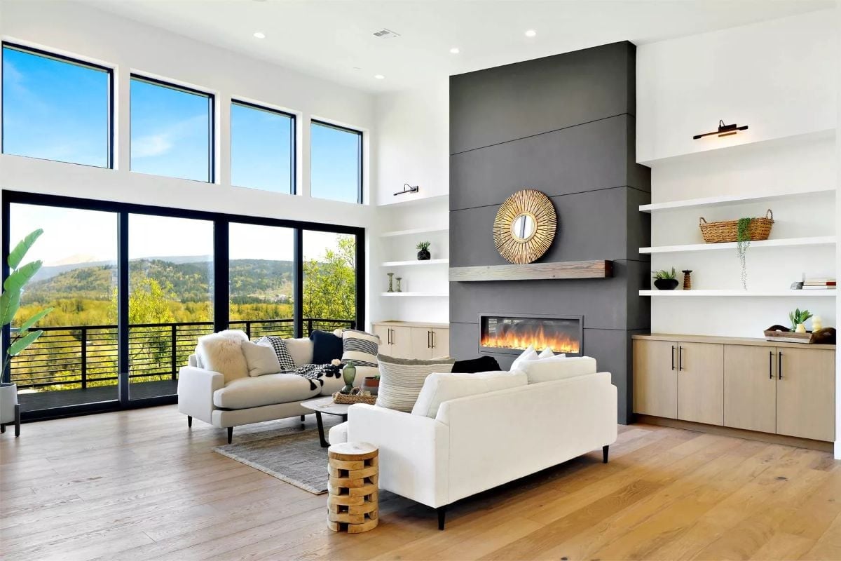 Floor-to-Ceiling Windows Pull the Hills Right Into the Room
