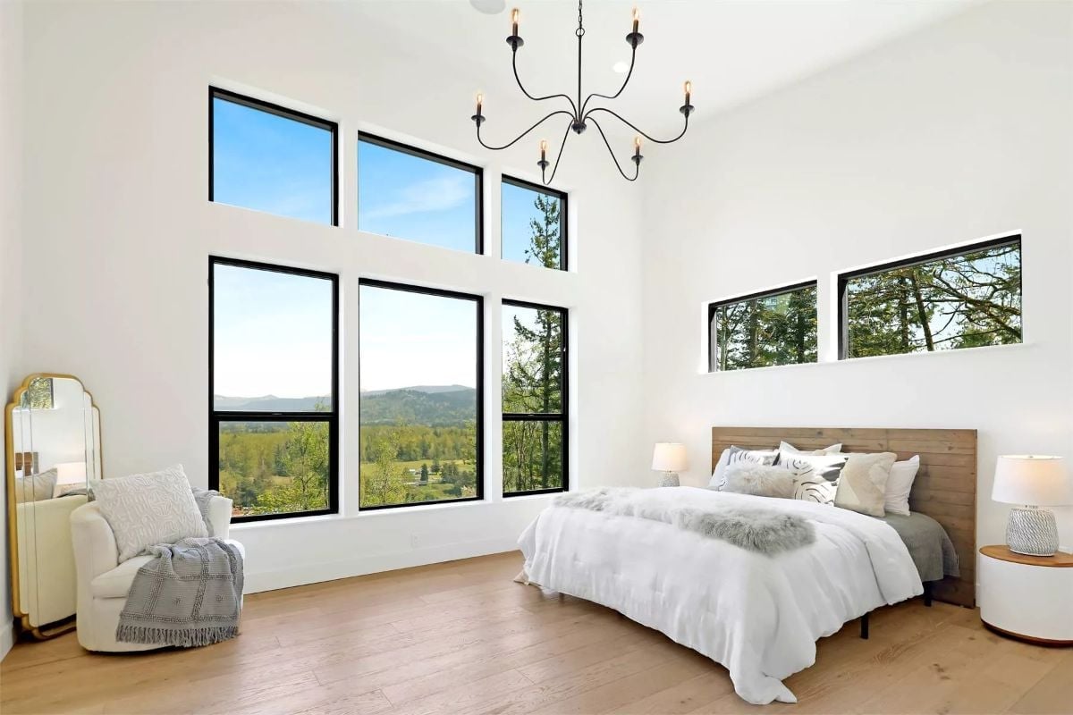 Vaulted Ceilings and a Mountain Backdrop Do More Than Any Art Ever Could