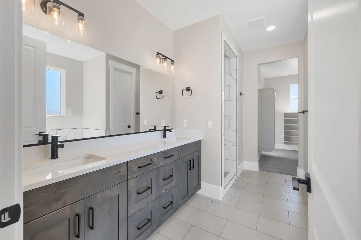 Matte Black Hardware Keeps This Double Vanity from Going Too Safe