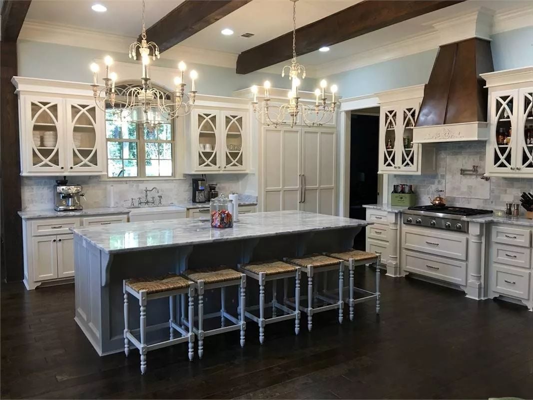 Copper Range Hood and Marble Island Make a Case for Going All In
