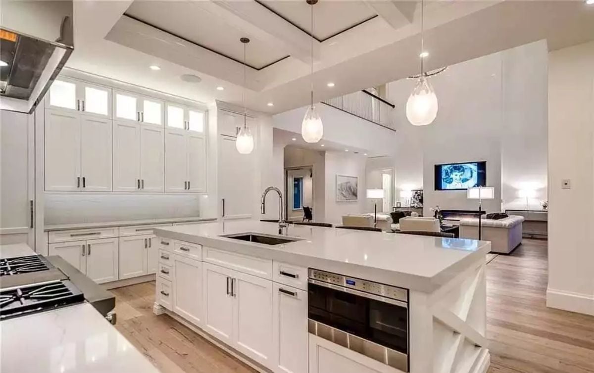 Oversized Island, Buried Oven, and Pendants That Actually Fit the Ceiling Height