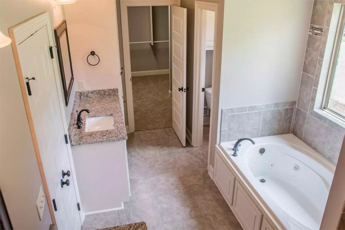 Jetted Tub With a Walk-In Closet Just Steps Away Is Hard to Argue With