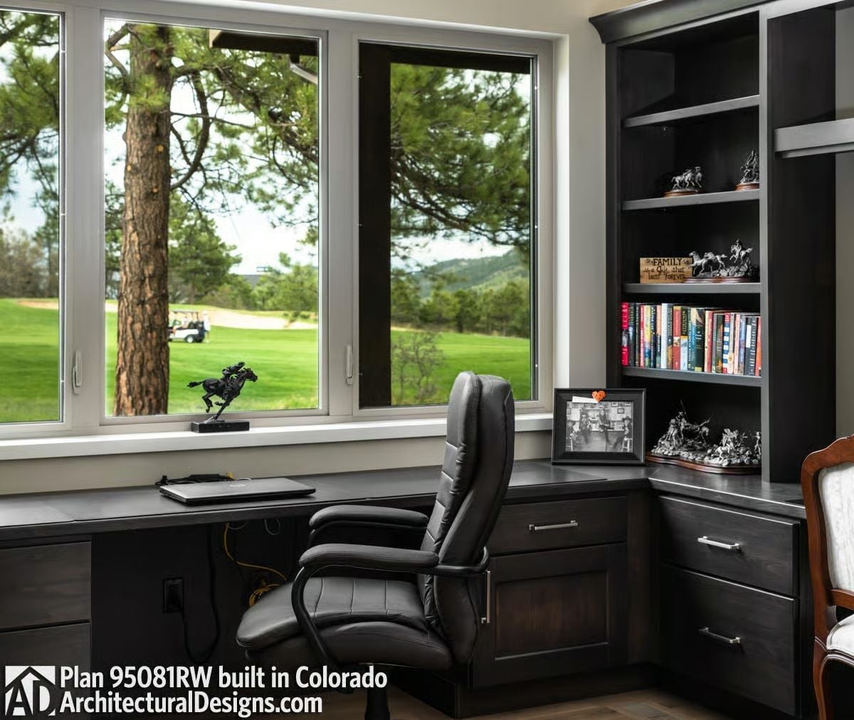 Built-In Shelves and a Golf Course View Make a Strong Case for Working From Home