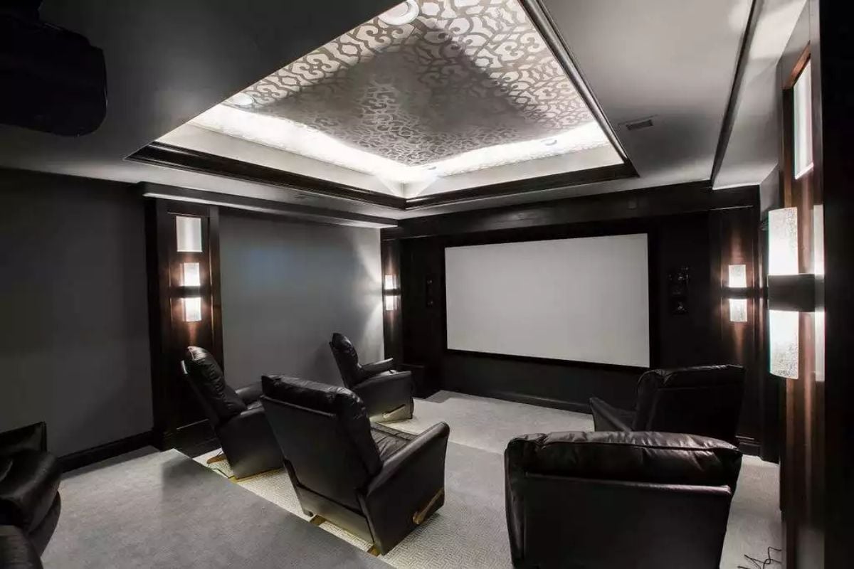 Leather Recliners and a Coffered Ceiling That Make Movie Night Feel Like an Event