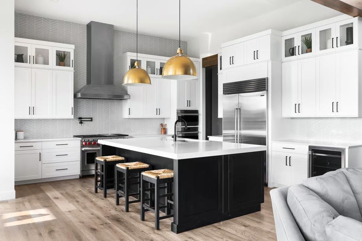 Black Island, Gold Pendants, and a Backsplash That Does the Heavy Lifting