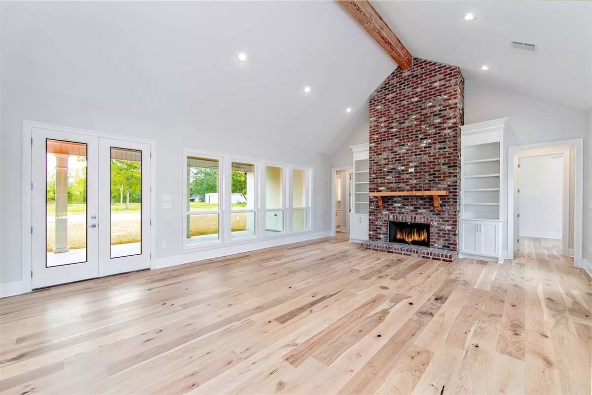 Floor-to-Ceiling Brick and Wide-Plank Hickory Make a Strong Case for Staying In