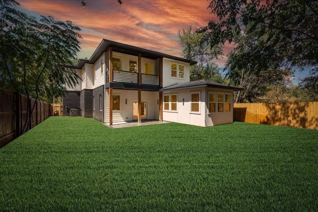 Warm Wood Posts and a Flat Roofline Give This Backyard Elevation Real Character