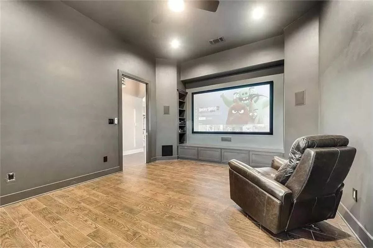 Leather Recliner, Big Screen, Zero Clutter