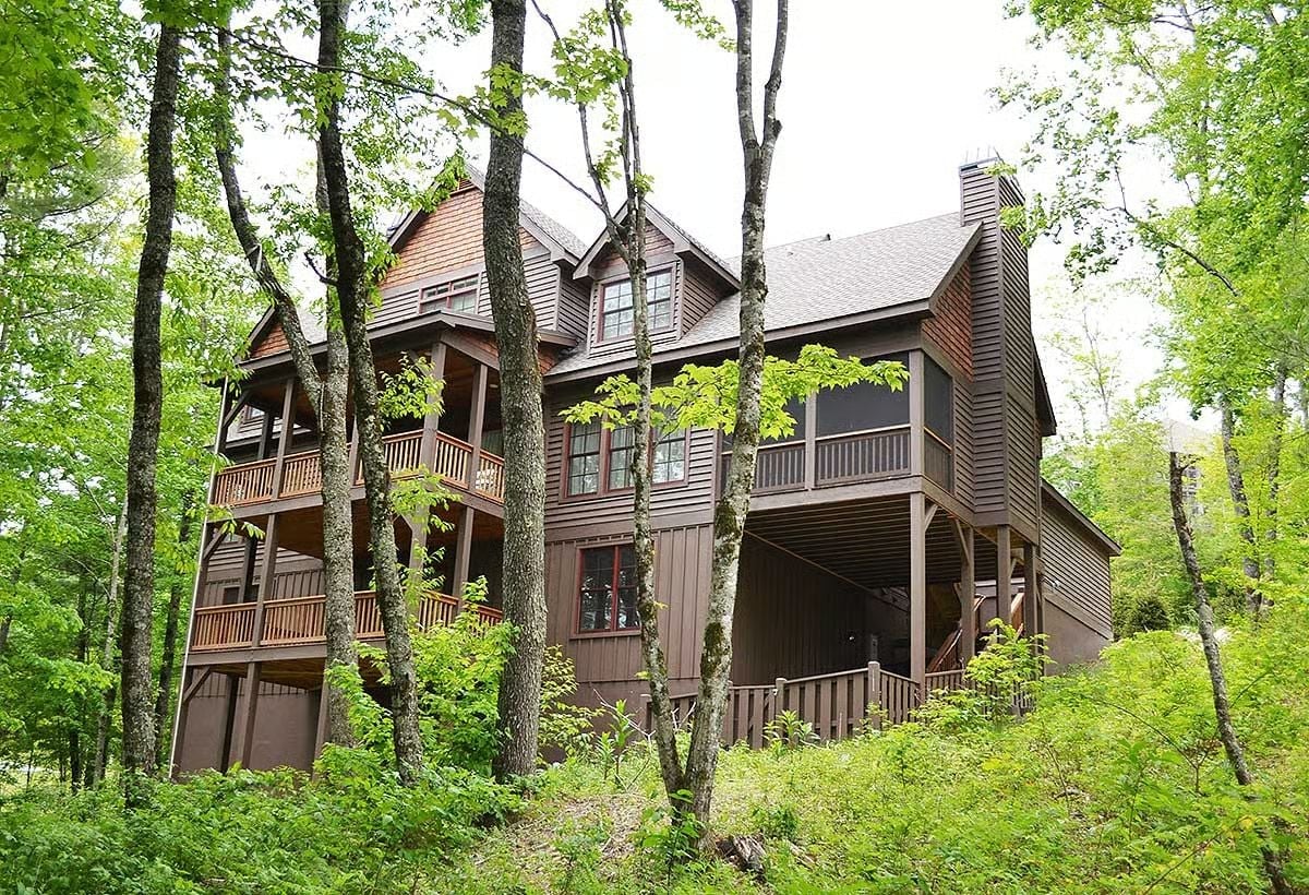 Multilevel Decks and a Roofline That Earns Its Keep in the Trees