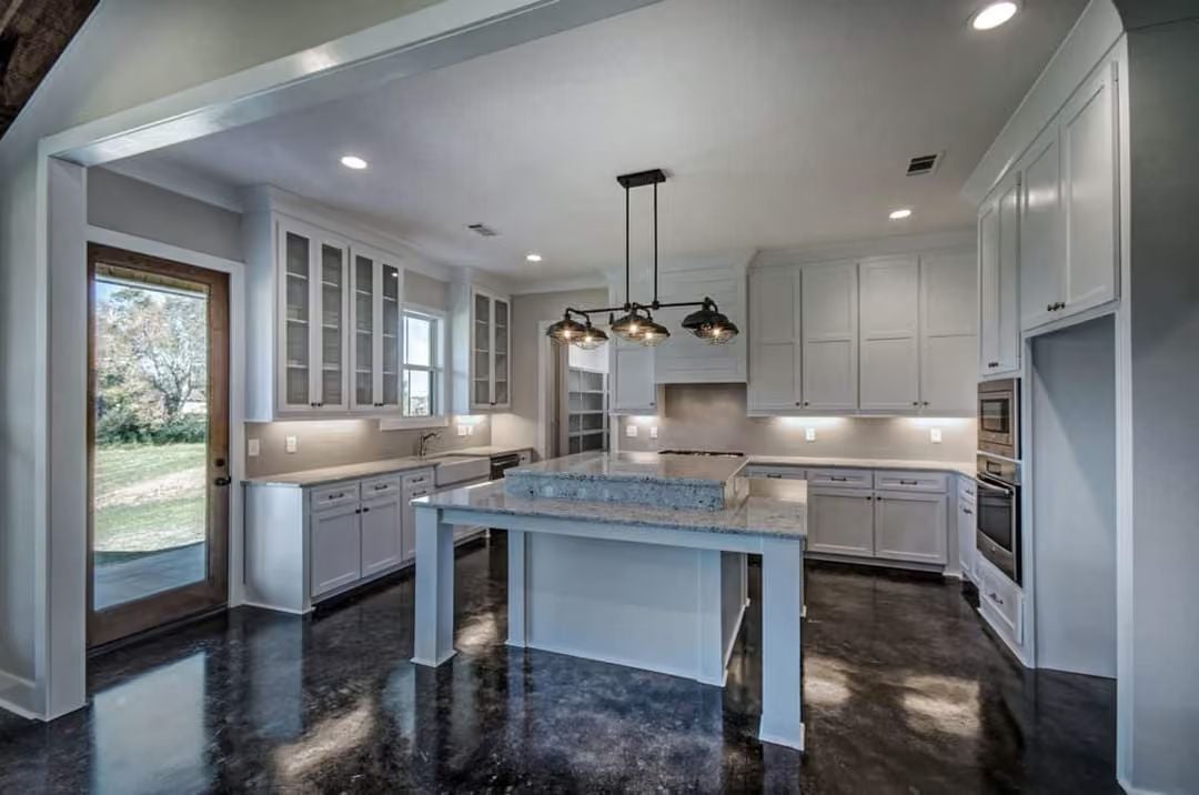Dark Concrete Floors and Blue Granite Make a Strong Case for Staying In
