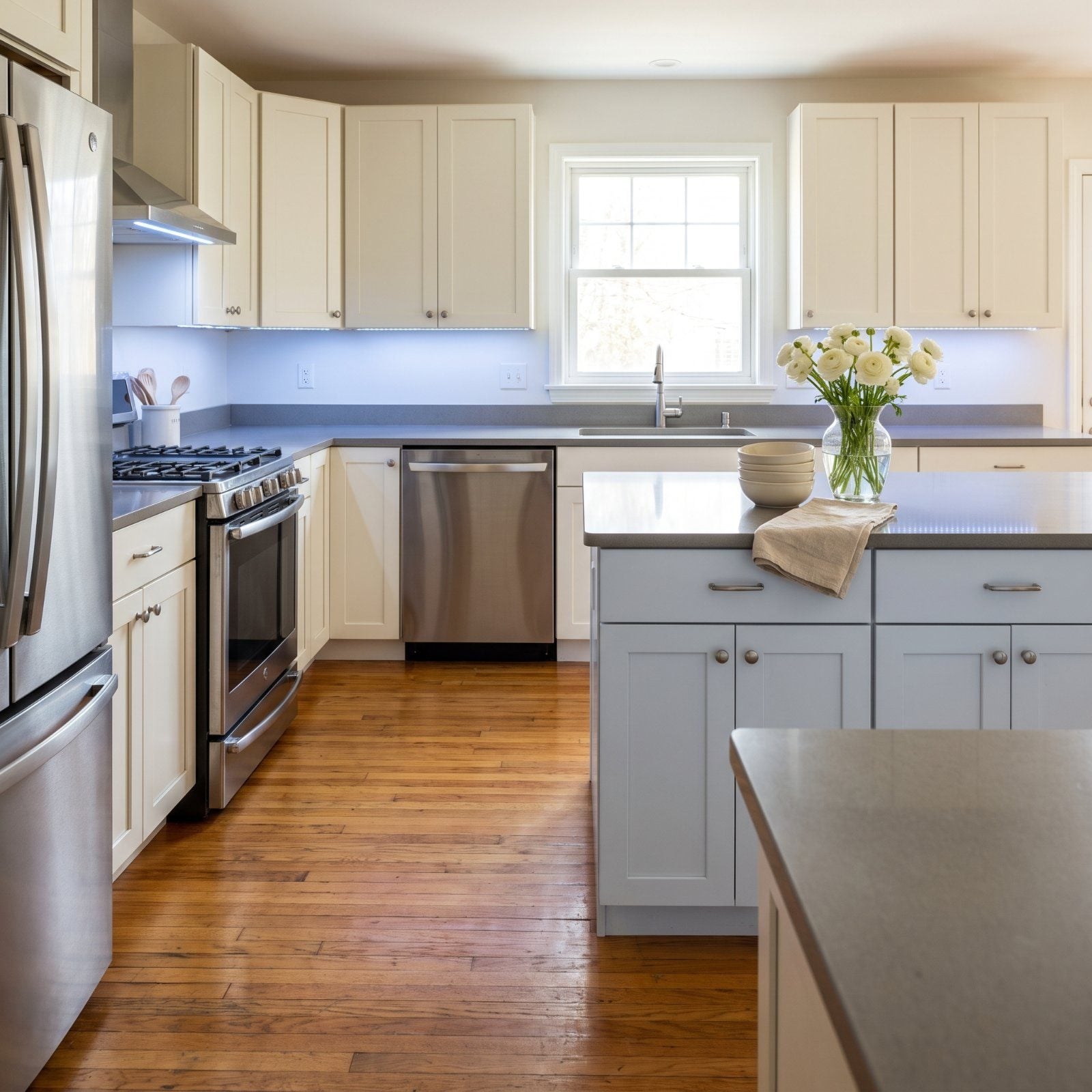 Don’t Paint Your Kitchen Cabinets White Until You See These 22 Kitchens Where It Went Flat