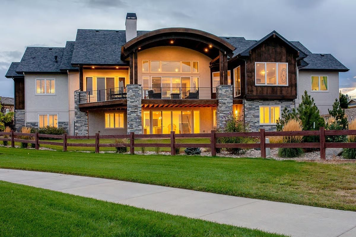 Stone Columns, Arched Timber, and a Balcony Built for Slow Evenings
