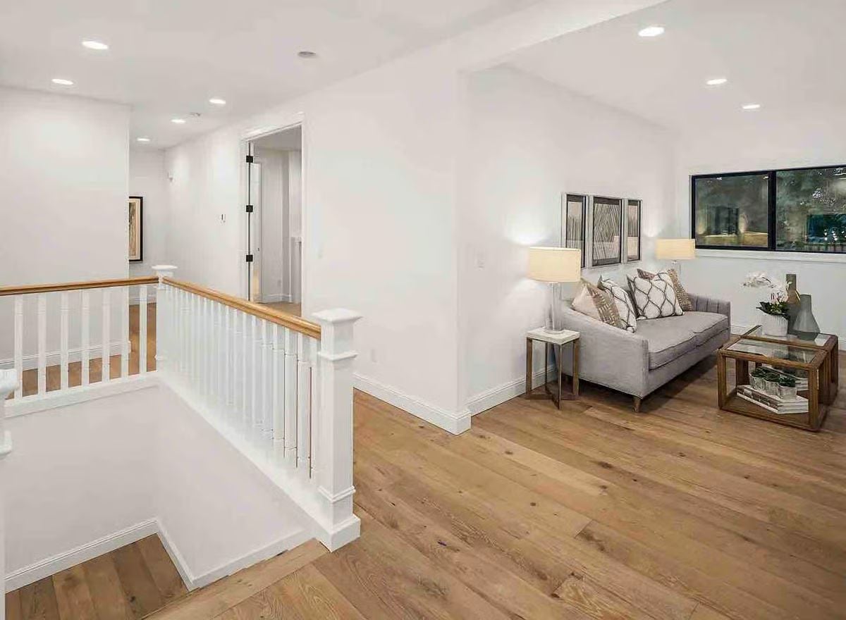 Loft Landing That Gives the Upper Floor a Reason to Linger