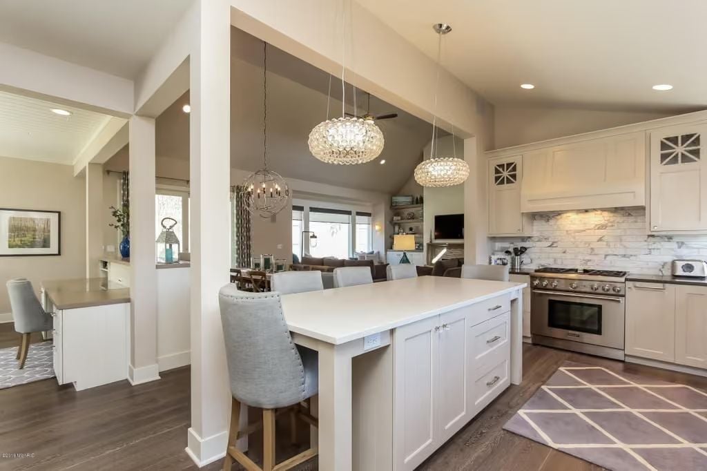 White Island, Crystal Pendants, and a Kitchen That Knows Exactly What It's Doing