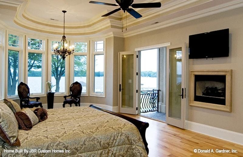 Curved Bay Windows Over Open Water Make Every Morning Feel Earned
