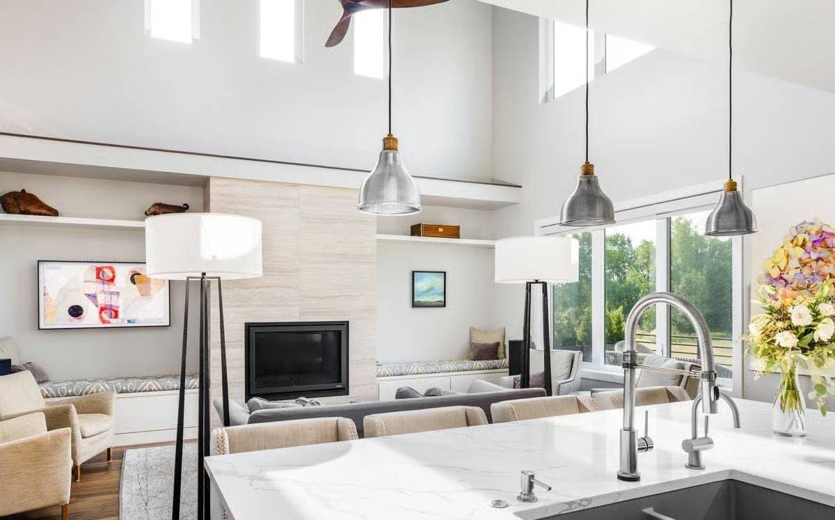 Pendant Lights That Know Exactly What They're Doing Over a Marble Island