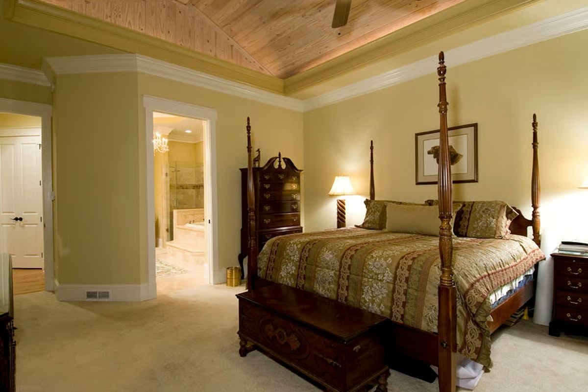 Four-Poster Presence and a Wood Ceiling That Actually Earns the Attention