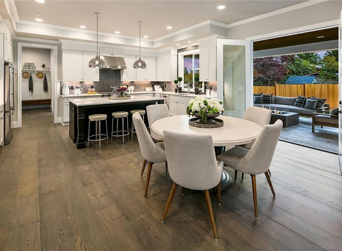 Dark Island, White Counters, and a Round Table That Keeps Dinner Going