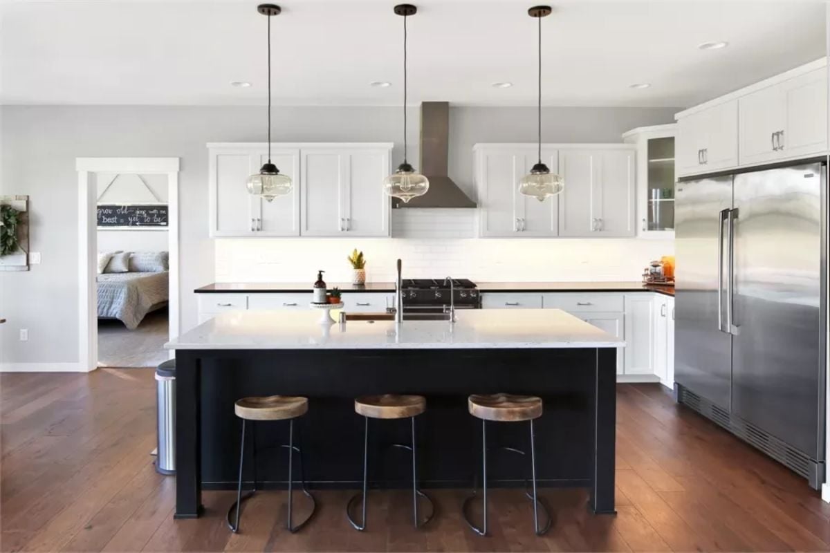 Black Island Base, White Cabinets, and Three Pendants That Actually Match