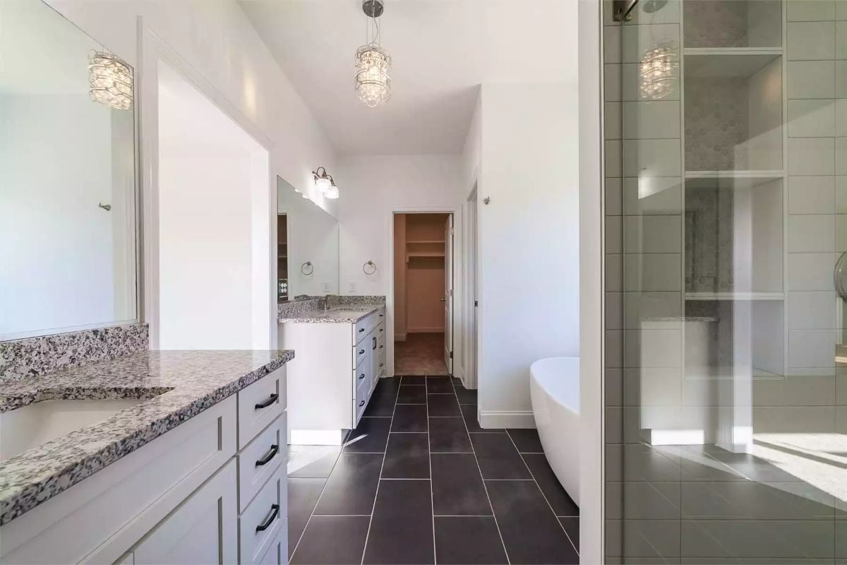 Granite Counters, a Soaking Tub, and Pendant Lights That Actually Belong in This Room