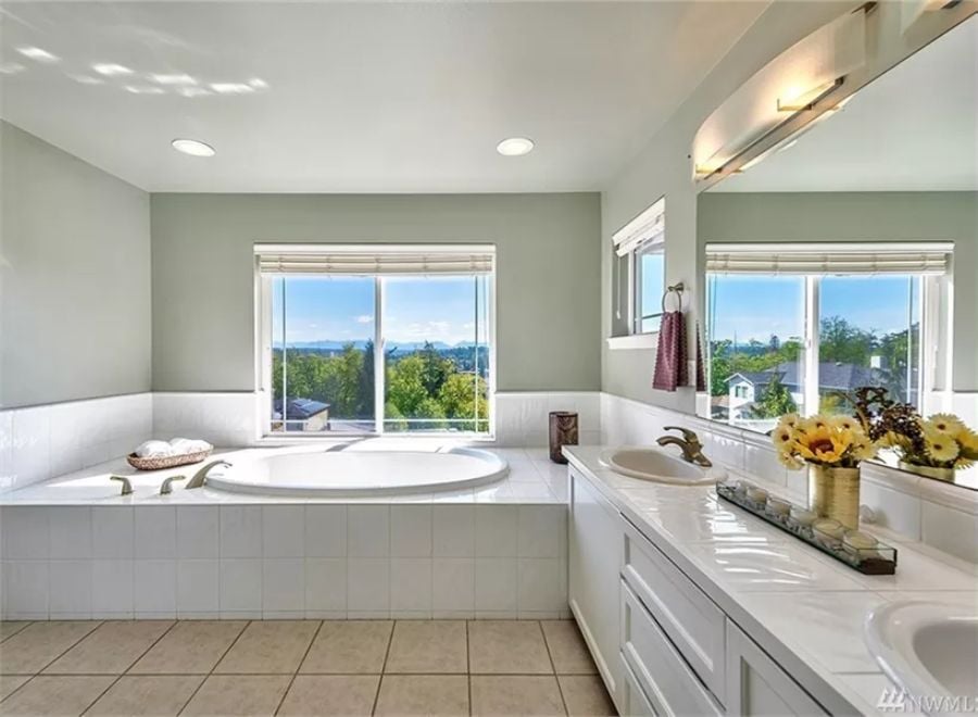 Soaking Tub With a Treetop View Makes the Case for Skipping the Spa Membership