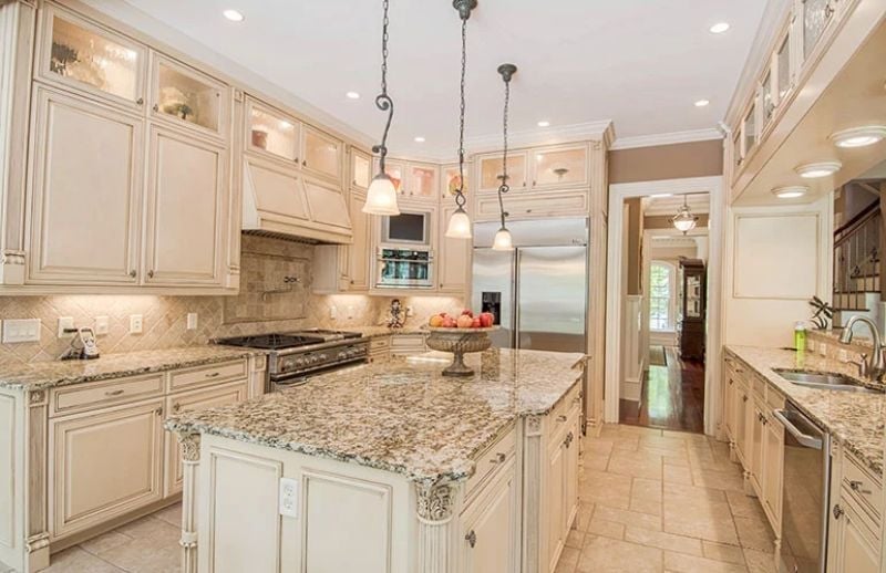 Glazed Cabinetry and Granite That Does All the Heavy Lifting