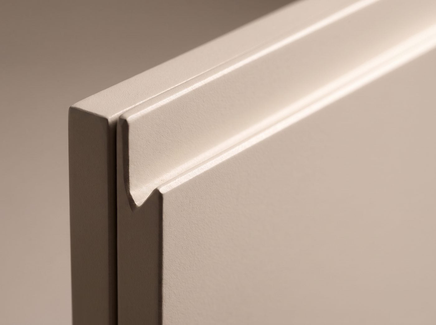 Chamfered-Edge Handleless detail: the chamfered top edge that doubles as a grip.