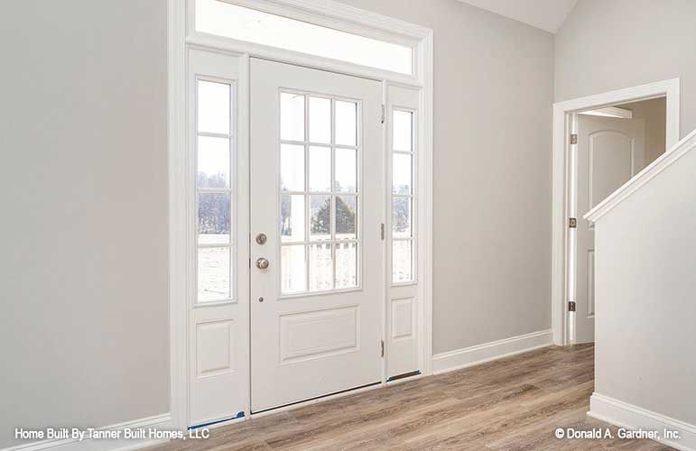 Sidelights and a Transom Turn This Entry Into Something Worth Coming Home To