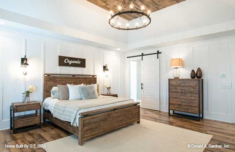 Reclaimed Wood and a Barn Door That Know Exactly What Room They're In